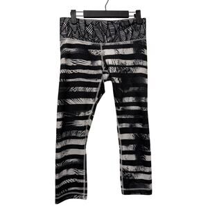 Lululemon Athletic Leggings women Size 8 Cropped Black striped leaves w/ Pockets